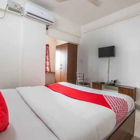 Oyo 68189 Durga Deluxe Hotel Bengaluru Kültér fotó